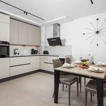 Luxury Anteo Hills With Parking Garage And Balcony