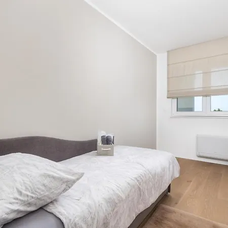 Luxury Anteo Hills With Parking Garage And Balcony *